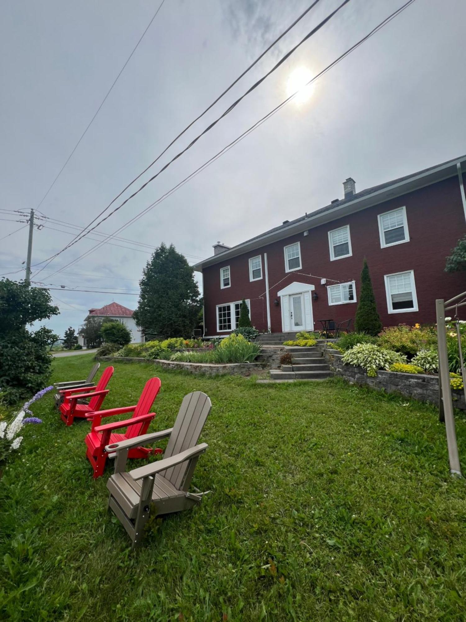 La Maison Rouge - Bed & Breakfast - La Pocatiere Exterior photo